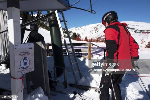 Panneau indiquant "port du masque obligatoire" pour prendre la remontée mécanique dans la station de ski des Angles dans les Pyrénées orientales, 14...