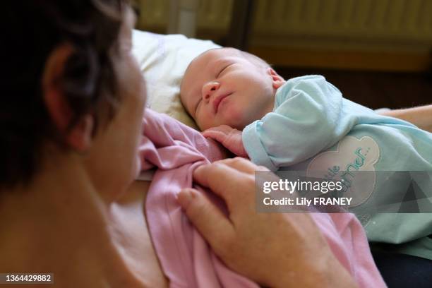 Maman avec son bébé à la maternité dans un hôpital le 1er semptembre 2014 à Paris. MR