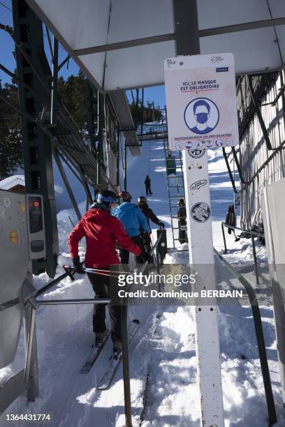Panneau indiquant "port du masque obligatoire" pour prendre la remontée mécanique dans la station de ski des Angles dans les Pyrénées orientales, 14...