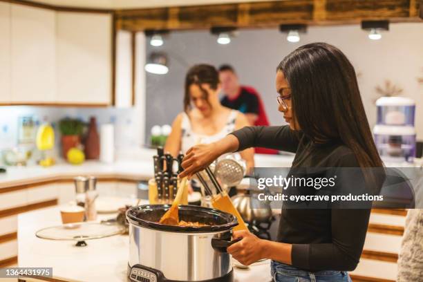 現代のホームフォトシリーズでリラックスしてコミュニケーションを取るチリを調理し、食べる友人の世代z多人種グループ - chili woman ストックフォトと画像