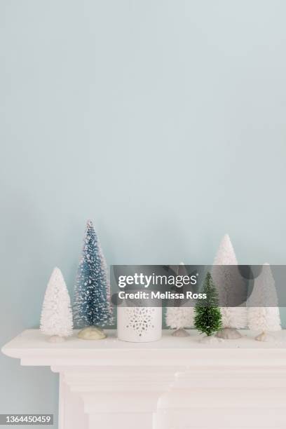 modern christmas mantel display - blue candle stock-fotos und bilder