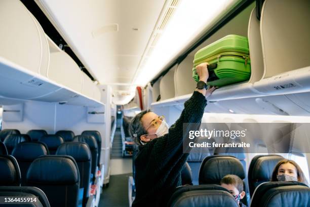 familia viaje aéreo - equipaje de mano fotografías e imágenes de stock