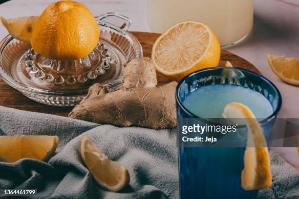 limonade au gingembre fraîchement préparée - thirsty photos et images de collection