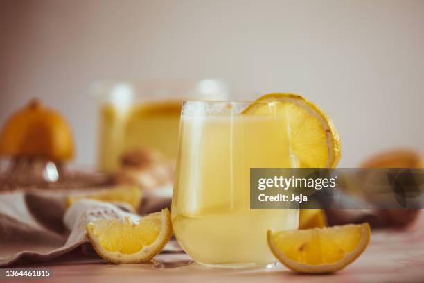 frisch zubereitete ingwerlimonade - lemonade stock-fotos und bilder