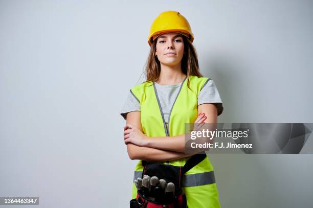 portrait of female worker on white background - ouvrier du bâtiment photos et images de collection
