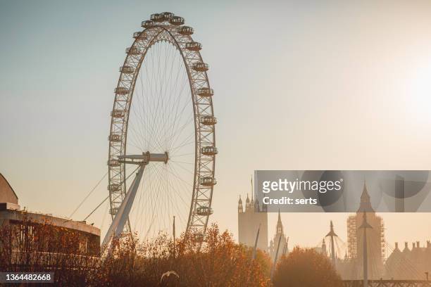 london city skyline view with famous landmarks - big ben london eye dusk stockfoto's en -beelden