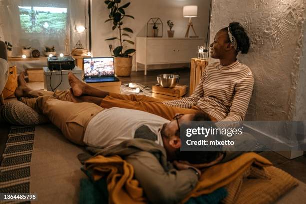 couple watching movie in home theatre - projection equipment stockfoto's en -beelden