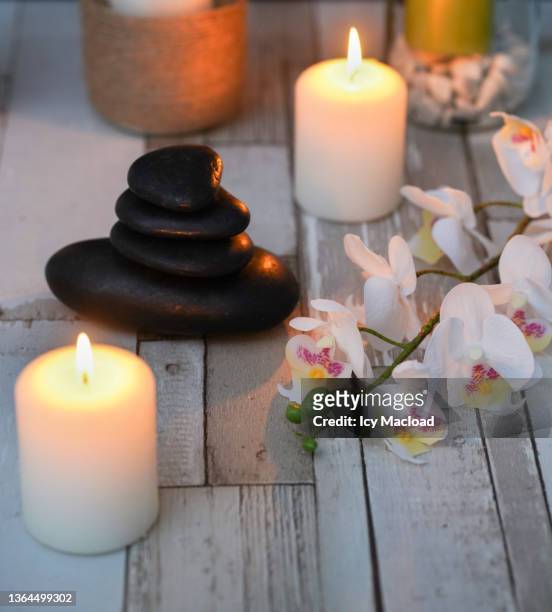 zen and romantic atmosphere for a moment of relaxation, taking care of yourself, alone or as a couple - couple dark background stock-fotos und bilder