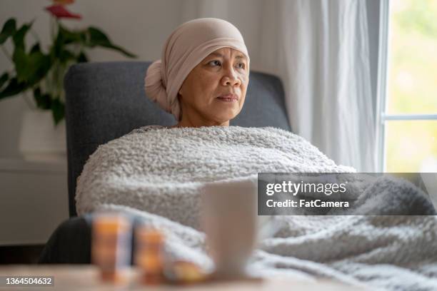 woman facing cancer - headscarf home stockfoto's en -beelden