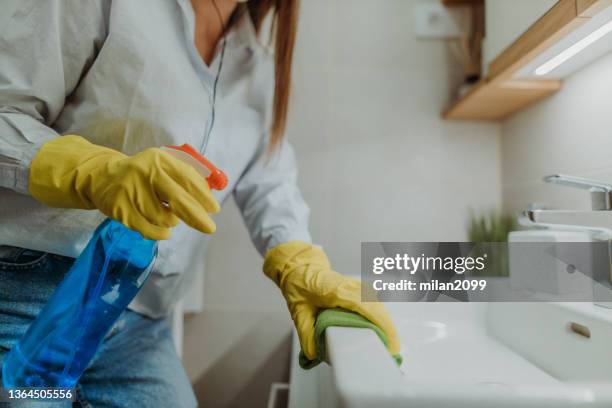 cleaning time - badkamer huis stockfoto's en -beelden