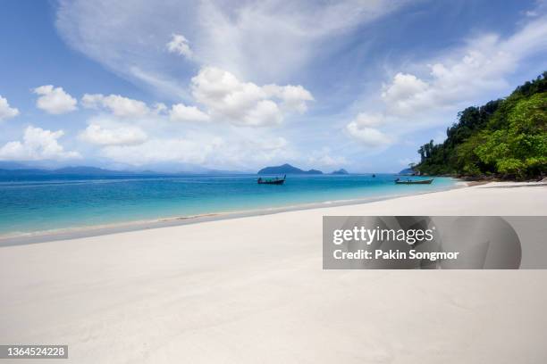 white sand beach on a sunny day at kham-tok island (koh-kam-tok), ranong province, thailand. - similan islands stock pictures, royalty-free photos & images