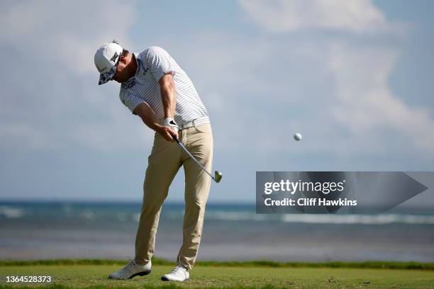 Zach Johnson of the United States\ plays his shot from the 17th tee during the first round of the Sony Open in Hawaii at Waialae Country Club on...