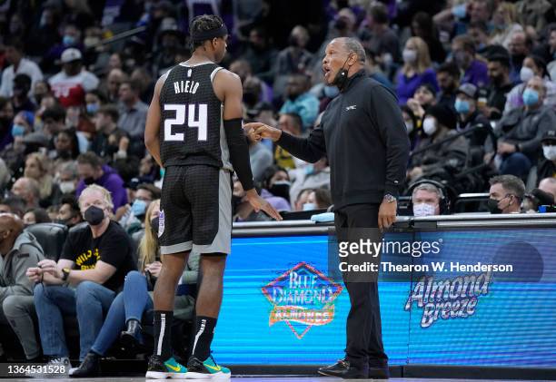 Buddy Hield of the Sacramento Kings talks with head coach Alvin Gentry while there's a break in the action against the Los Angeles Lakers during the...