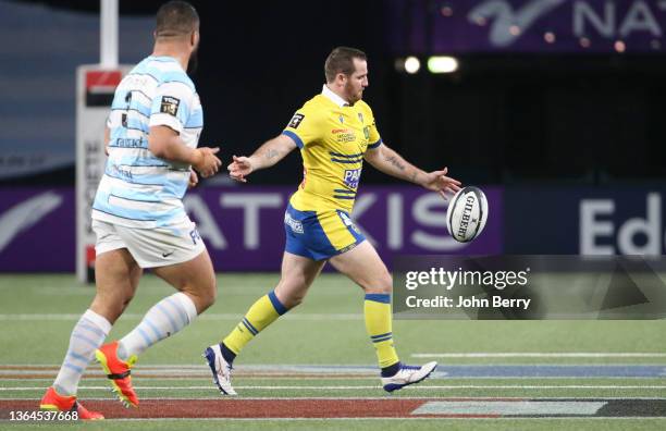 Camille Lopez of Clermont during the Top 14 rugby match between Racing 92 and ASM Clermont Auvergne at the Paris La Defense Arena on January 8, 2022...