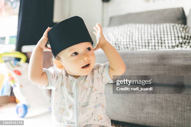 baby mit peci-hut - nur männliche babys stock-fotos und bilder