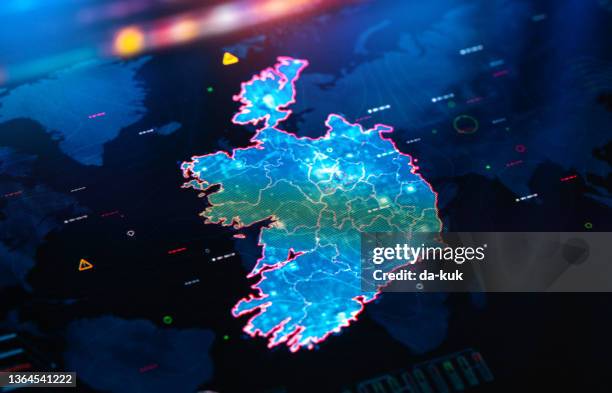 karte von irland auf digitaler anzeige - ireland map stock-fotos und bilder