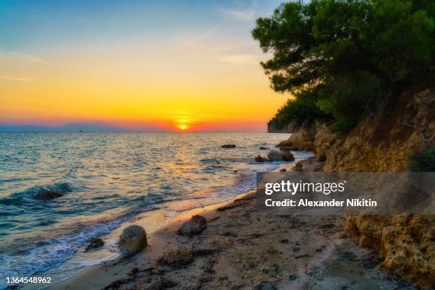 sunset on the coast of greece - couché de soleil photos et images de collection