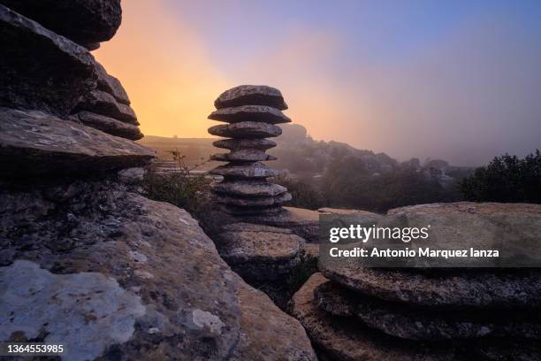 foggy sunrise in antequera torcal natural park - formation karstique photos et images de collection