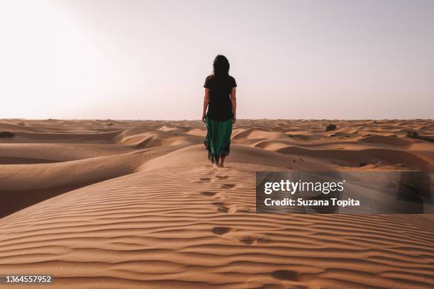 woman walking alone in the desert - hot arabian women fotografías e imágenes de stock