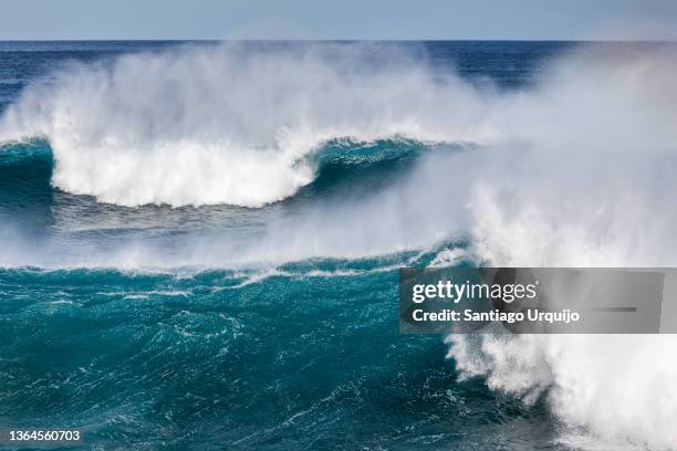 large waves breaking on the sea - beauty in nature sea imagens e fotografias de stock