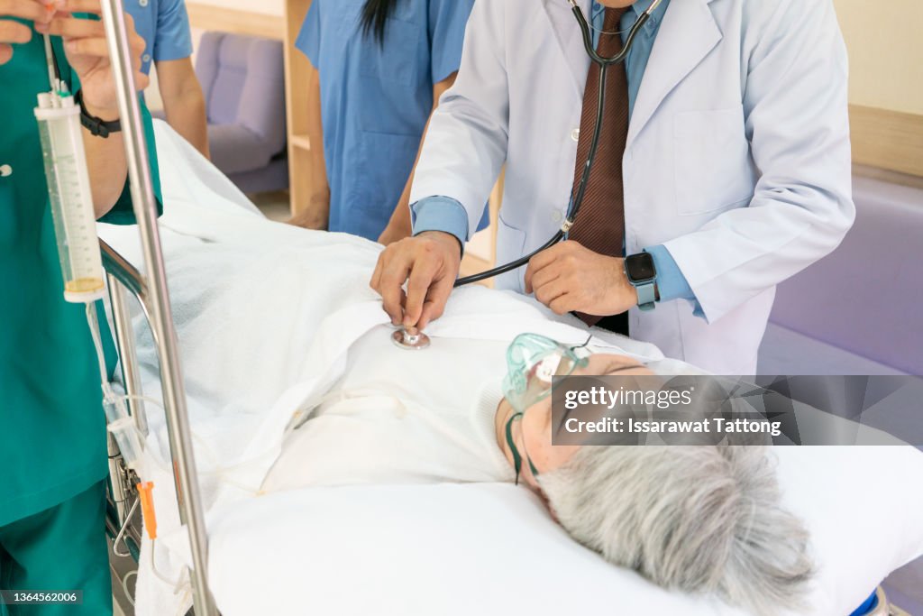 Using Dr. Check Doctor Using A Stethoscope Check Heart Rate Emergency Patient ...