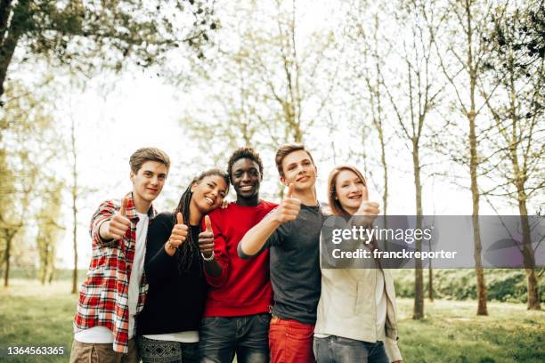 multirassische freunde gewinnen gemeinsam - portrait team natürlich stock-fotos und bilder