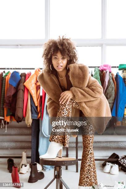 female influencer wearing fake fur coat - bronze boot stock pictures, royalty-free photos & images