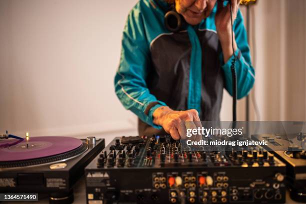 dj masculin senior méconnaissable et cool - musique electro photos et images de collection