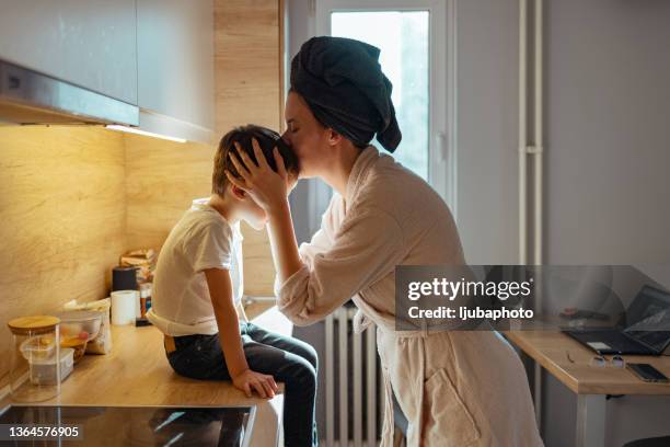 madre e figlio con amore - scared boy foto e immagini stock