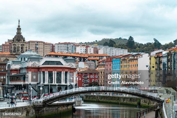 views of the old town of bilbao and the estuary - provinz biscaya stock-fotos und bilder