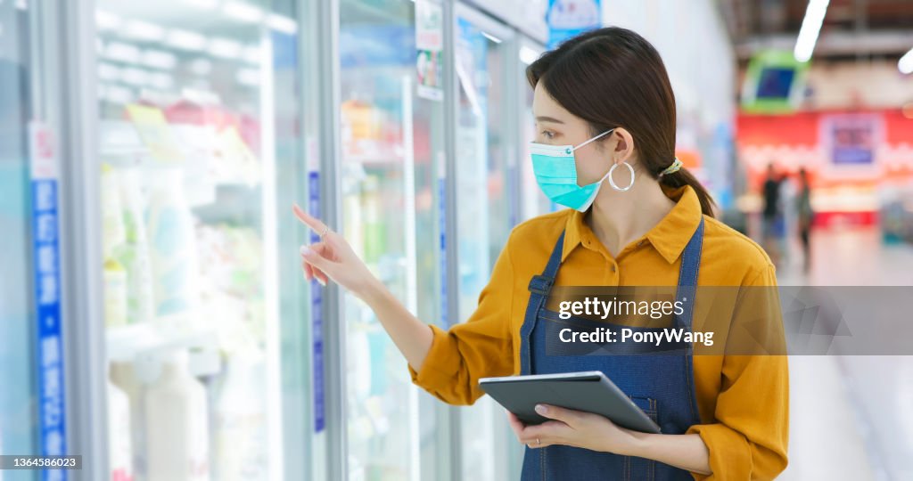 Sachbearbeiterin mit digitalem Tablet