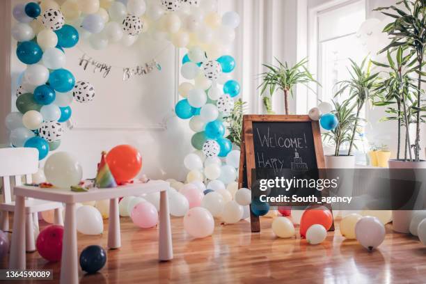 welcome happy birthday party sign written on the chalkboard - decorative balloons stockfoto's en -beelden