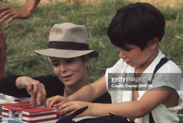 Marie-José Nat et David Drach lors du tournage du film 'Les Violons du bal', en 1973.
