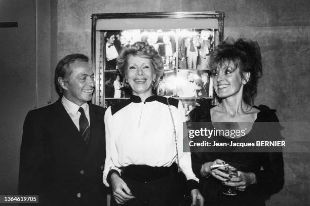 Guy Lux, Jacqueline Huet et Léla Milcic dans un cabaret à Paris, le 14 décembre 1983.