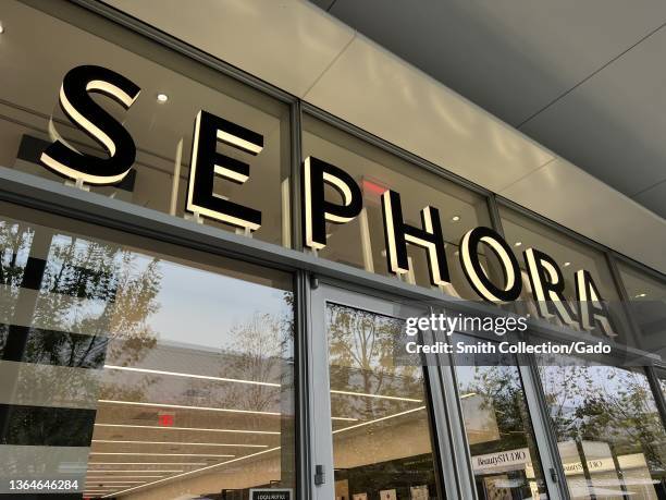 Sephora Cladding 1,399 Sephora Collection Stock Photos, High-Res Pictures, and Images ...