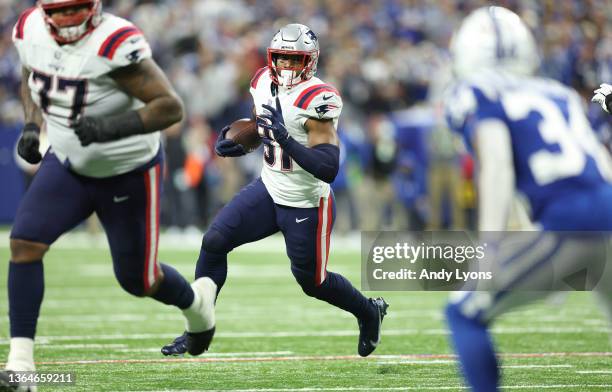 Jonnu Smith of the New England Patriots against the Indianapolis Colts at Lucas Oil Stadium on December 18, 2021 in Indianapolis, Indiana.