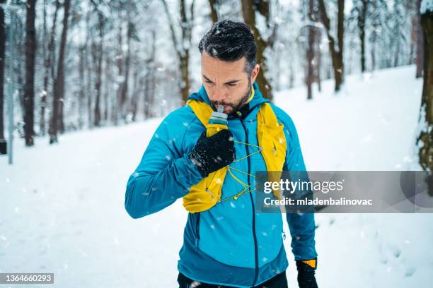 man jogging in early morning - corrida de ponto imagens e fotografias de stock