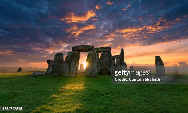 stonehenge - construcción megalítica fotografías e imágenes de stock