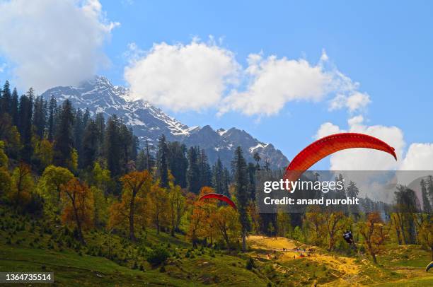 manali, paragliding, himachal pradesh, india - himachal pradesh stockfoto's en -beelden