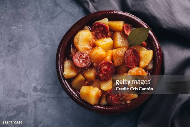 potatoes with chorizo stew, patatas a la riojana - sausage sizzle foto e immagini stock
