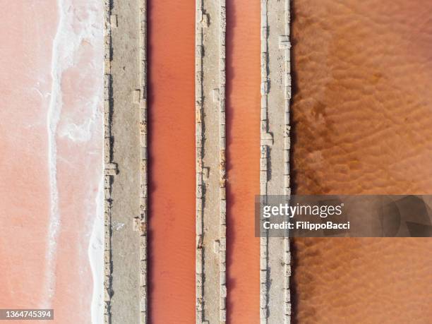 luftaufnahme von mehrfarbigen salinen - marsala sicily stock-fotos und bilder