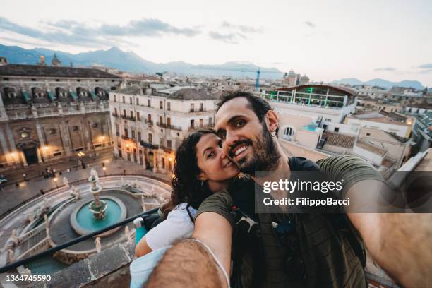 pareja millennial se toma una selfie en piazza pretoria, palermo, italia - palermo sicily fotografías e imágenes de stock