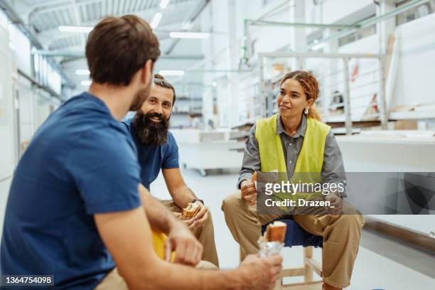 teamwork in industry, employees eating breakfast - manufacturing occupation stock pictures, royalty-free photos & images