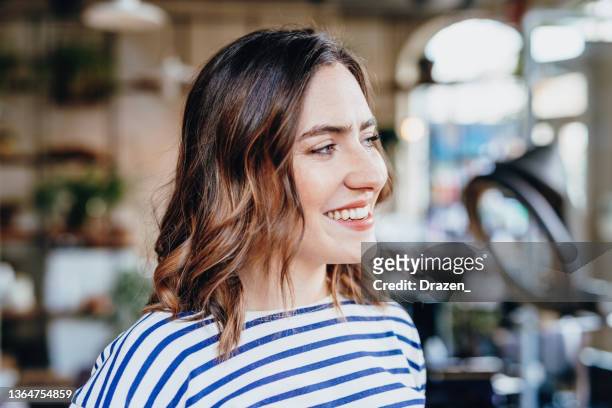 ritratto di donna sorridente con stile di capelli fresco - capelli in due diverse tonalità foto e immagini stock