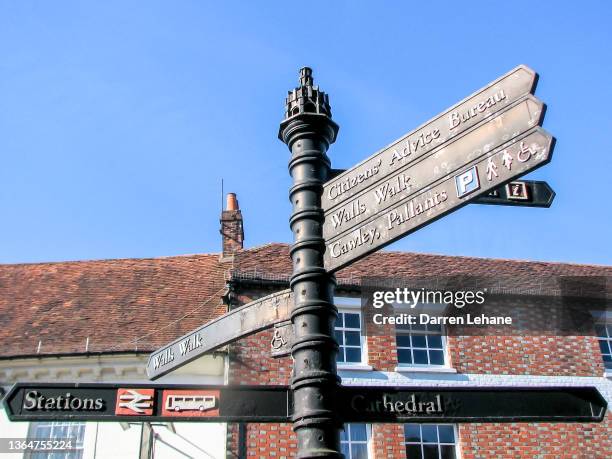 signpost in chichester - chichester stockfoto's en -beelden