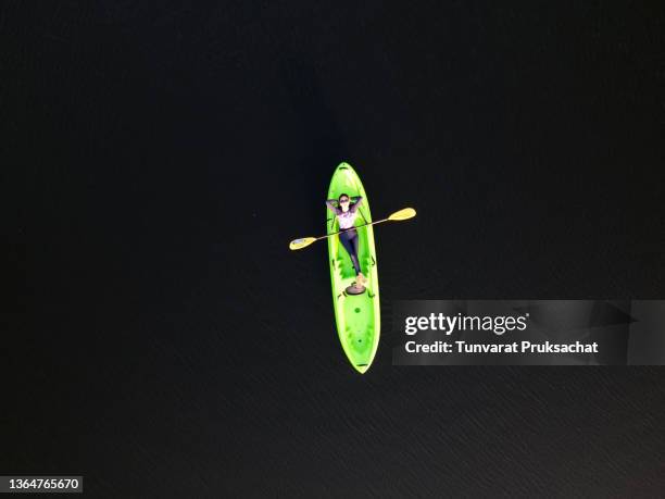 ็aerial view of tourist and green kayaking  on lake national park in the morning ,thailand. - reserve athlete - fotografias e filmes do acervo