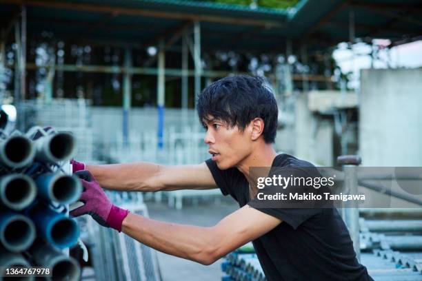 construction worker prepares for scaffolding work - 工事　日本人 ストックフォトと画像