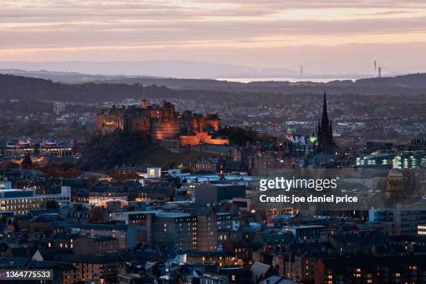 dusk, arthur's seat, edinburgh castle, tollbooth kirk, edinburgh, lothian, scotland - edinburgh scotland stock-fotos und bilder