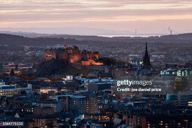 dusk, arthur's seat, edinburgh castle, tollbooth kirk, edinburgh, lothian, scotland - edinburgh fotografías e imágenes de stock