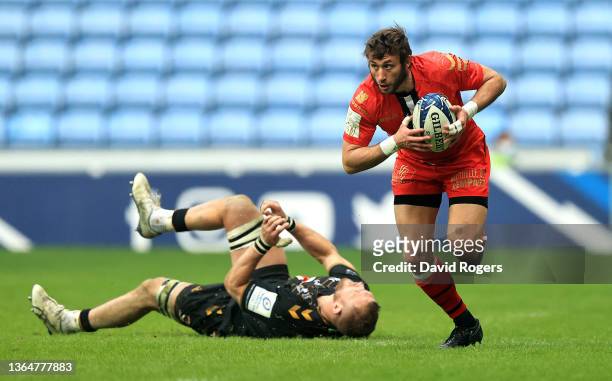 Maxime Medard of Toulouse goes away from Brad Shieldsduring the Heineken Champions Cup match between Wasps and Stade Toulousain at The Coventry...
